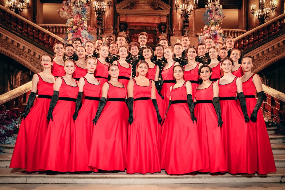 Haie d'honneur formée par des élèves de l'École polytechnique à l'occasion du Bal de l'X