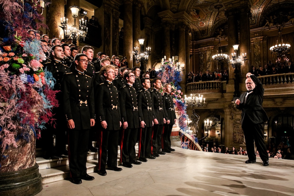 Haie d'honneur formée par des élèves de l'École polytechnique à l'occasion du Bal de l'X