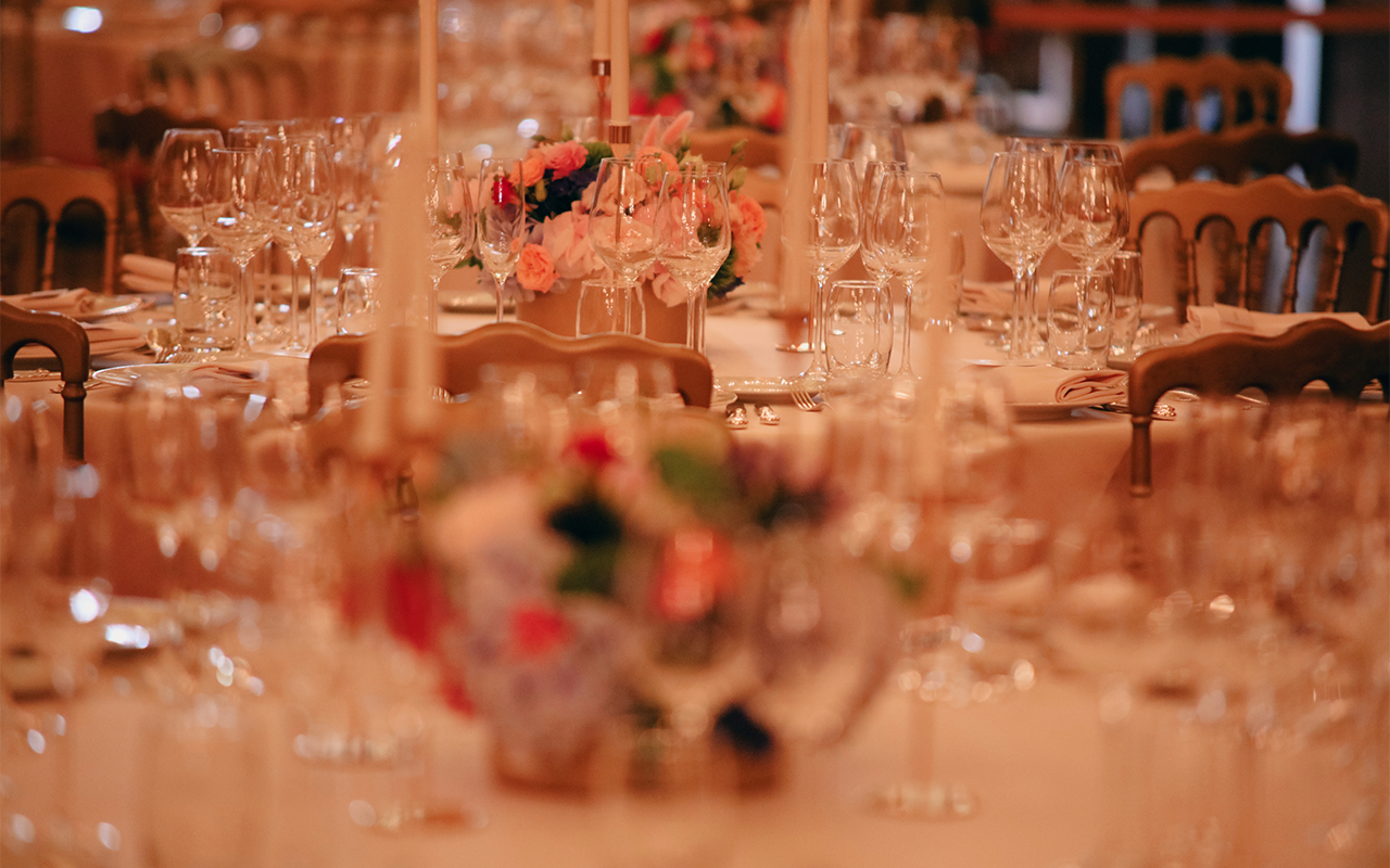 Tables dressées dans le Grand Foyer du Palais Garnier pour un dîner de gala