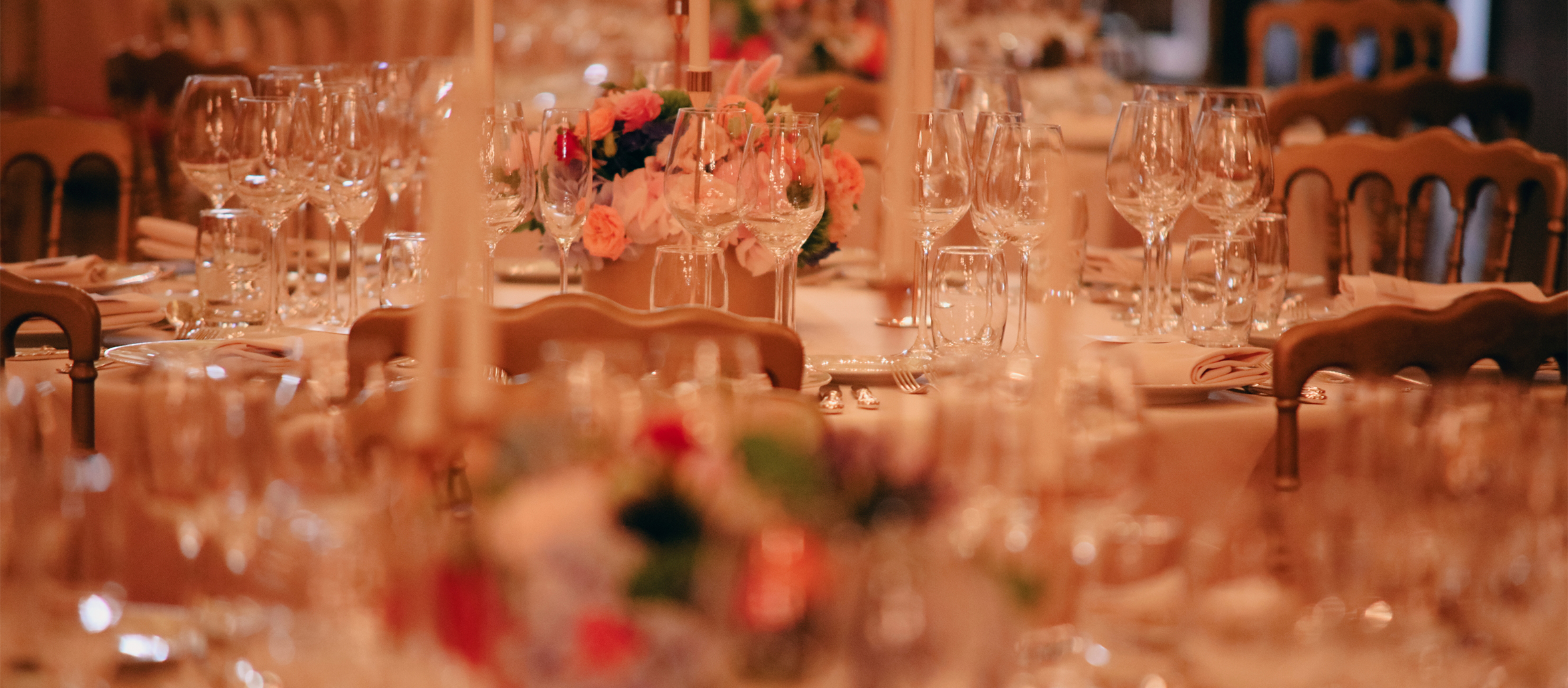 Tables dressées dans le Grand Foyer du Palais Garnier pour un dîner de gala